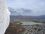 Brazo izquierdo del Cristo Redentor, Laguna Alalay y la Ciudad de Cochabamba Bolivia